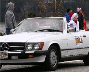 Ruthanne, Georgia Anne, Leigh Anne and Jack with the top down at the 2009 Christmas Parade